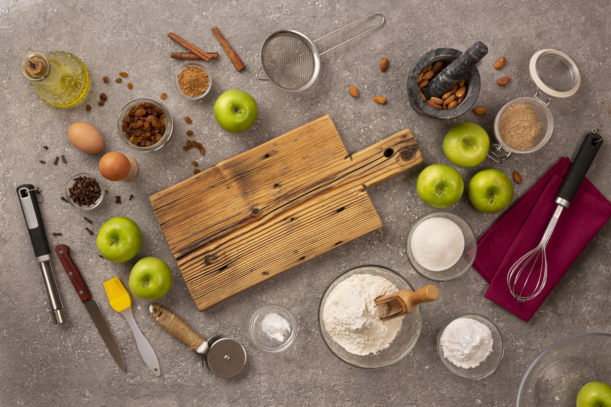 Set di utensili e ingredienti su tavolo da lavoro